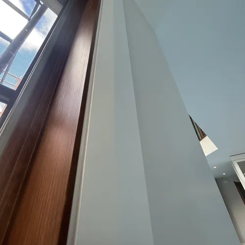 Finition nette du retour de fenêtre peint autour du cadre en bois