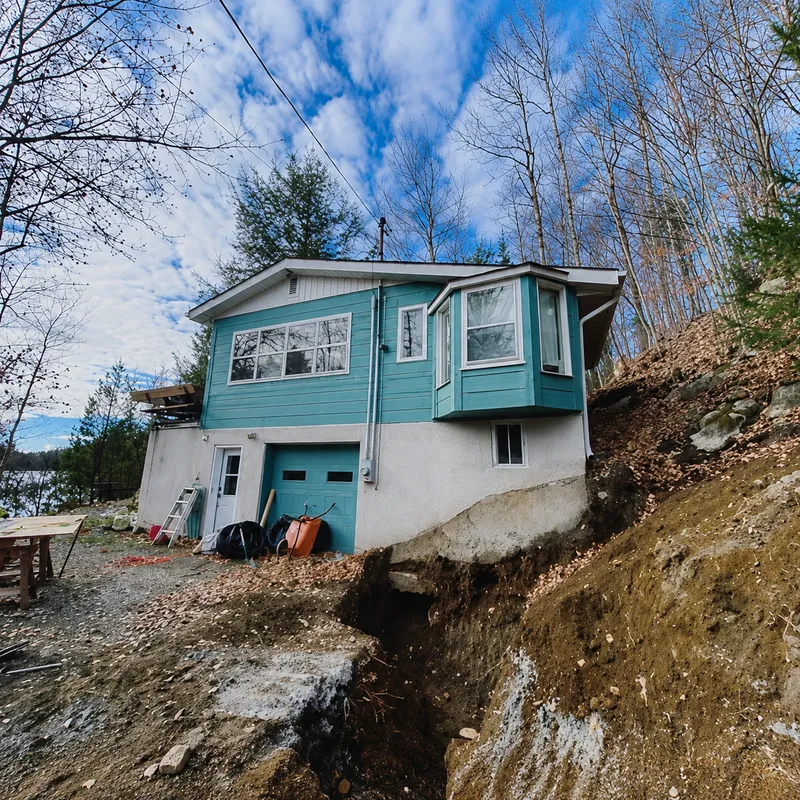 Chalet avec revêtement turquoise avant la peinture extérieure