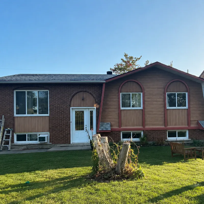 Maison en brique avec revêtement brun avant la peinture extérieure