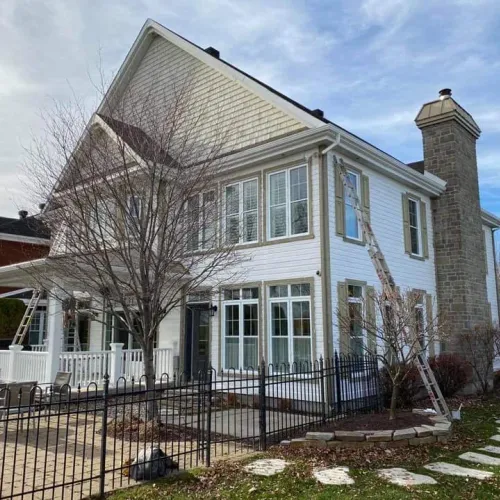 Peinture extérieure résidentielle, maison à revêtement blanc