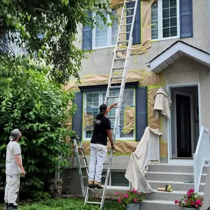 Peinture extérieure stucco et volets bleus